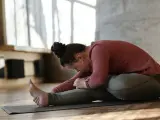 Una persona con s&iacute;ndrome de Down se cuida en una clase de yoga.