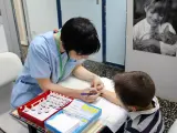 Sanitaria realiza las pruebas de alergia al polen a un niño (imagen de archivo).