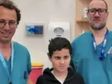 Unos cirujanos vuelven a unir la cabeza al cuello de un niño que sufrió una decapitación interna tras un atropello