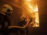 Bomberos trabajan para extinguir un incendio tras un ataque ruso en Odesa.