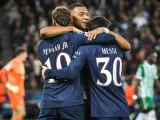Mbappé, Messi y Neymar celebran juntos en un partido de Champions League.