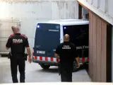 Una furgoneta de los Mossos que transporta al detenido llega a los juzgados.