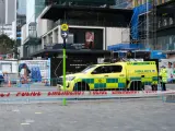Una ambulancia aparcada cerca de una zona acordonada del centro de la ciudad el 20 de julio de 2023 en Auckland, Nueva Zelanda.