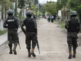 Soldados patrullan un barrio de San Pedro Sula.