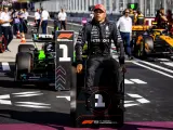 Lewis Hamilton posa con el número 1 de la pole en Hungría.
