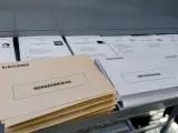 Sobres y papeletas, dispuestos en un colegio electoral en Hinojos (Huelva) durante los preparativos de las elecciones generales.
