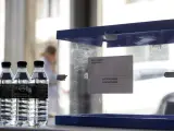 Detalle de las urnas y las botellas de agua dispuestas para los miembros de las mesas electorales durante el montaje del colegio electoral para las elecciones generales del 23J en el vestíbulo de Sant Miquel del Ayuntamiento de Barcelona.