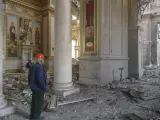 Ciudadanos limpian los restos que han quedado de la catedral de Odesa, Ucrania, tras un ataque ruso.