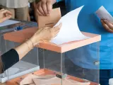 Una persona ejerce su derecho a voto durante las elecciones generales.