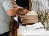 Una persona se prepara para ejercer su derecho a voto durante las elecciones generales.
