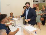 Fernando López Miras deposita su voto en las urnas durante las elecciones generales del 23-J