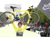Jonas Vingegaard celebrando su victoria final en el Tour de Francia FRANCE CYCLING