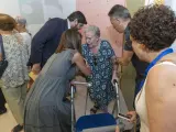 El presidente en funciones de la Región de Murcia, Fernando López Miras, y el alcalde de Lorca, Fulgencio Gil, asisten a una anciana este domingo en el colegio San José de Lorca (Murcia).