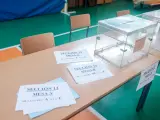 Mesa electoral del CEIP Emperador Carlos V de Getafe que este año actúa como colegio electoral para las elecciones generales 23J.