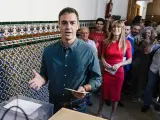 El presidente del Gobierno y candidato a la reelección por el PSOE, Pedro Sánchez, ejerce su derecho a voto para las elecciones generales en el Colegio de Nuestra Señora del Buen Consejo de Madrid.
