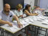 Integrantes de una mesa electoral del Instituto Ortega y Gasset, en Madrid, durante el recuento de votos tras el cierre de los colegios este 23J.