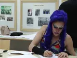Una drag queen ha dado la nota de color en estas elecciones generales como integrante de una de las mesas del colegio electoral Montserrat de Madrid.