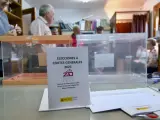 Urnas electorales en el municipio riojano de Villarroya.