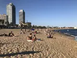Bañistas toman el sol en la playa del Somorrostro, en Barcelona.