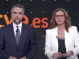 Carlos Franganillo y Alejandra Herranz en el especial elecciones de RTVE