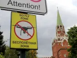 Cartel que prohíbe el uso de drones en Moscú.