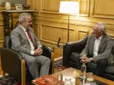 Imagen de la reunión del alcalde de Barcelona, Jaume Collboni, con Xavier Trias.