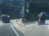 Un camión da bandazos en plena carretera perdiendo el control y poniendo en peligro la vida de los demás conductores