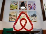 El logo de Airbnb en su oficina de Berlín, Alemania.