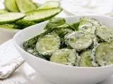 Ensalada de pepino en salsa de yogur: una receta barata y refrescante para este verano con regusto griego.