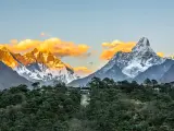 Espectacular puesta de Sol en el Himalaya.