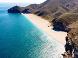La inolvidable playa de Almería con aguas turquesas y cristalinas cuyo nombre esconde a una dramática historia