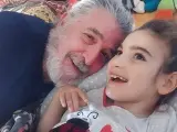 Manuel Sánchez junto su nieta Emma, días después de hacerle una operación de tenotomía, "estaba escayolada desde el muslo hasta los tobillos", nos cuenta.