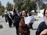 Mujeres en Kabul protestando contra la orden de cerrar los salones de belleza