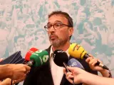 El portavoz de Junts, Josep Rius, expresando ante los medios sus recelos sobre ERC.