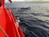 Salvamento Marítimo rescata un cayuco con migrantes.