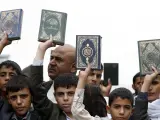 Yemeníes sostienen copias del Corán durante una protesta contra la profanación e incendio del Corán, en Saná, Yemen.