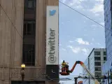 Un operario se dispone a abatir al pajarito de Twitter en la sede de la empresa en San Francisco.