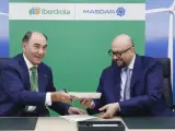 Ignacio Sánchez Galán (i), presidente de Iberdrola, y el consejero delegado de Masdar, Mohamed Jameel Al Ramahi, durante la firma del acuerdo.