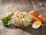 La base de la ensaladilla rusa son las patatas, el huevo y las zanahorias.