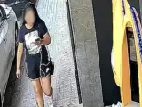 La presunta autora en una imagen de videovigilancia de un cajero automático en Granollers (Barcelona)