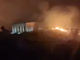 Las llamas llegan hasta el Templo de Segesta.