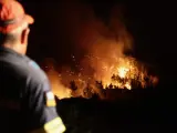 Un bombero observa el fuego en la isla griega de Rodas.