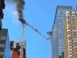 Una grúa colapsa por un fuego en Manhattan