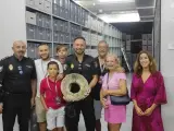 Agentes de la Policía Adscrita y la familia del menor que encontró la pieza durante la visita al Museo Arqueológico de Almería.