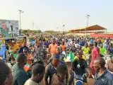 Nigerianos se reúnen en el palacio presidencial en la capital Niamey después de que la presidencia de Níger haya confirmado que un intento de golpe de estado fue llevado a cabo el miércoles por soldados que sellaron el acceso a la residencia oficial del presidente Mohamed Bazoum en Niamey.