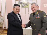 HANDOUT - 26 July 2023, North Korea, Pyongyang: A photo released by the North Korean state news agency (KCNA) on 27 July 2023 shows North Korean leader Kim Jong-un (L) meeting with Russian Defence Minister Sergey Shoigu at the headquarters of the Central Committee of the Workers Party in Pyongyang. Photo: -/KCNA/KNS/dpa - ACHTUNG: Nur zur redaktionellen Verwendung und nur mit vollständiger Nennung des vorstehenden Credits..26/07/2023 ONLY FOR USE IN SPAIN[[[EP]]]