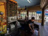 Un camarero trabaja en el kiosko de comida y bebida del embalse de Bolarque (Castilla-La Mancha).
