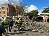 Bomberos y policías de Taganrog en las ruinas de una infraestructura causada por un misil ucraniano