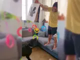 Jordi Cruz jugando con la piñata y sus perros.