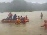 En esta foto proporcionada por la Guardia Costera de Filipinas, los rescatistas utilizan un bote de goma para evacuar a los trabajadores de la cantera atrapados en Naguilian, provincia de La Unión, norte de Filipinas.